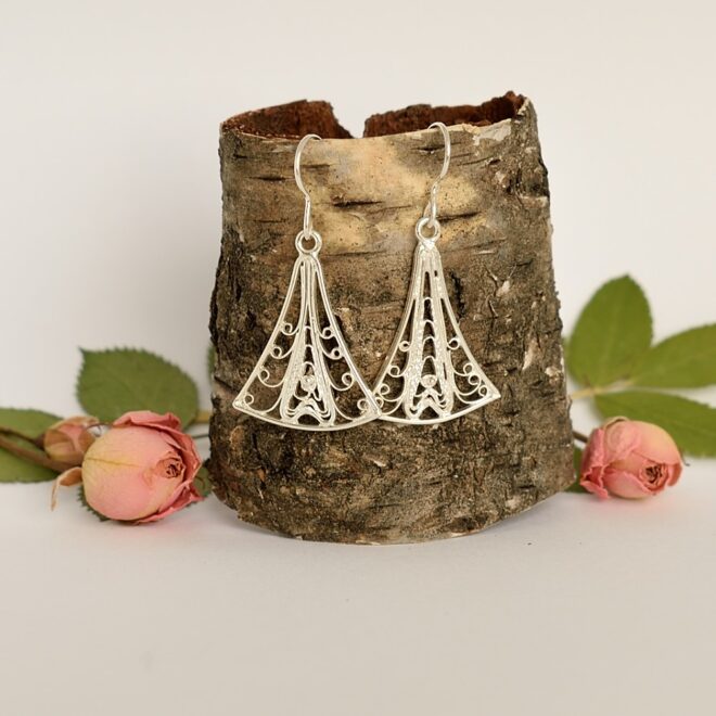 Kuvassa sirot hopealusikoiden varsista käsityönä valmistetut korvakorut