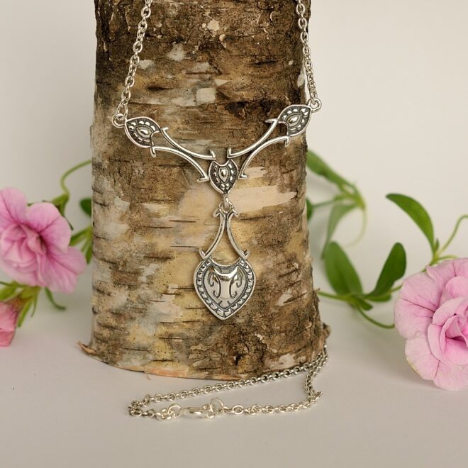 Kuvassa kaunis Tony Granholmin Kalevala-korulle suunnittelema riipuskääty.