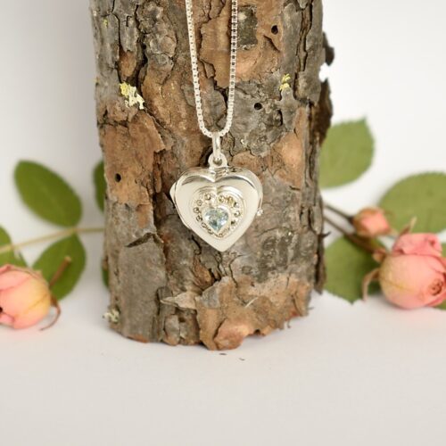 Kuvassa kivimedaljonki, jossa markasiitteja sekä vaaleansininen viistekivi.