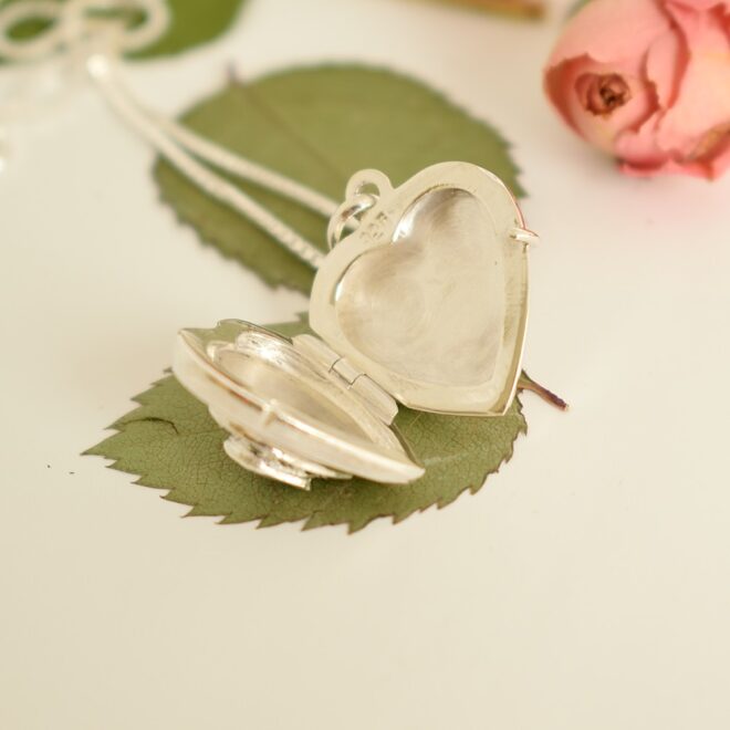 Kuvassa kivimedaljonki avattuna.