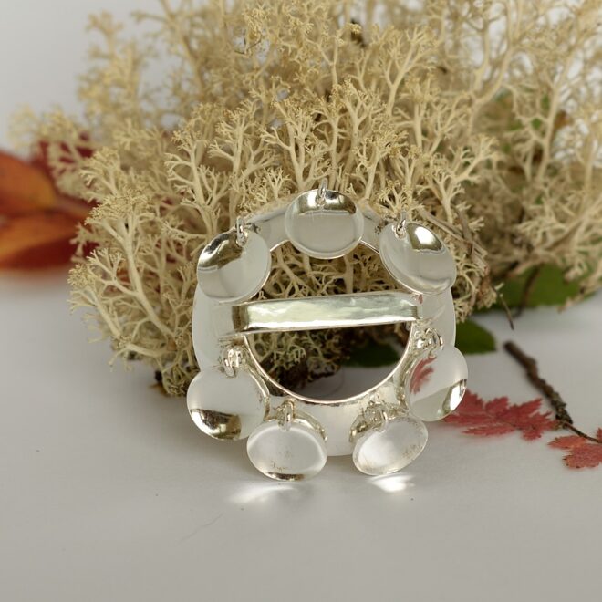 Kuvassa lappilainen risku helisevine onnea tuovin laukkasin.