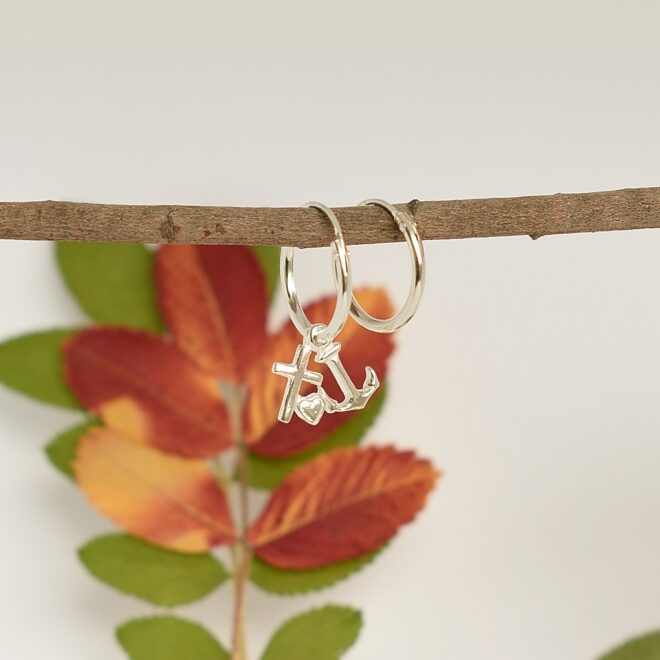 Kuvassa Sterling-hopeasta valmistettu Usko-Toivo-Rakkaus rengaskorvakoru