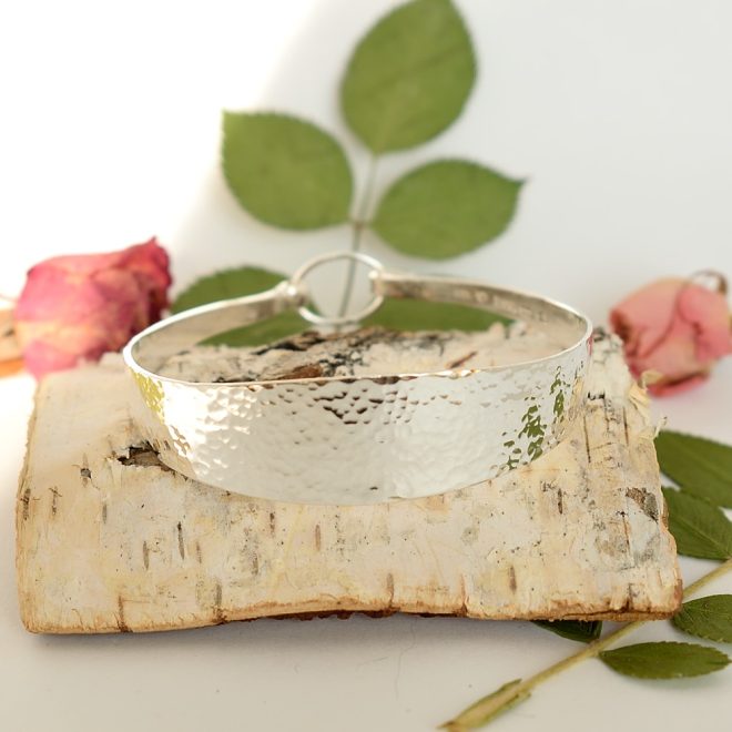 Kuvassa kaunis taottu hopeisista sokeripihdeistä valmistettu rannerengas.