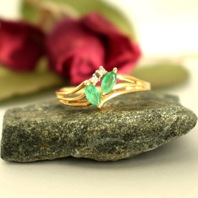 Kuvassa kaunis siro sormus kahdella smaragdilla ja kahdella timantilla.