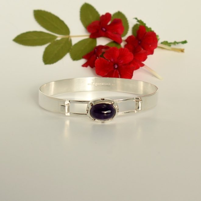 Kuvassa tyylikäs ja kaunis hopeinen ametistirannekoru vuodelta 1974.