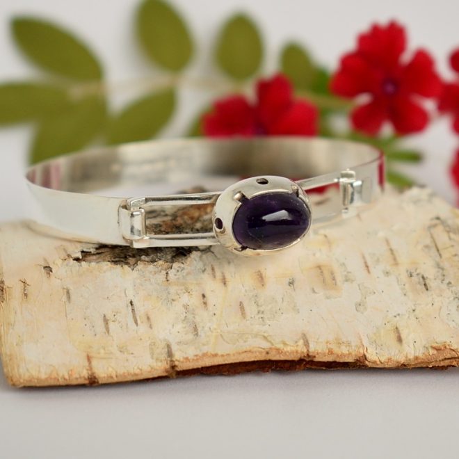 Vintage rannekoru ametistilla2 Kuvassa vintage ametistirannekorun etuosa tarkennettuna.