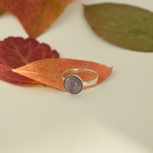 Kuvassa on arkikäyttöön sopiva hopeasormus, johon on istutettu vaalean liilan värinen ametistikvartsi.