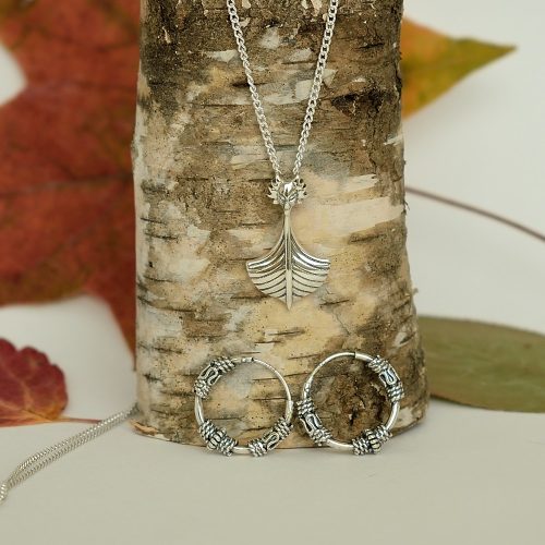 Kuvassa viikinkilaiva riipus ja riimu korvakorut.